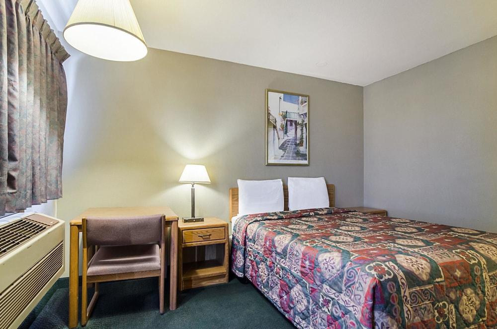 Econo Lodge photo 14