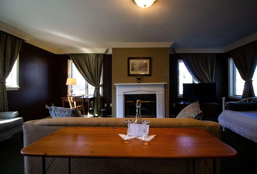 Delamater Inn photo 79