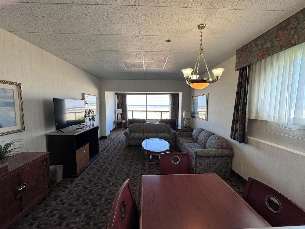 Promenade Inn & Suites Oceanfront photo 21