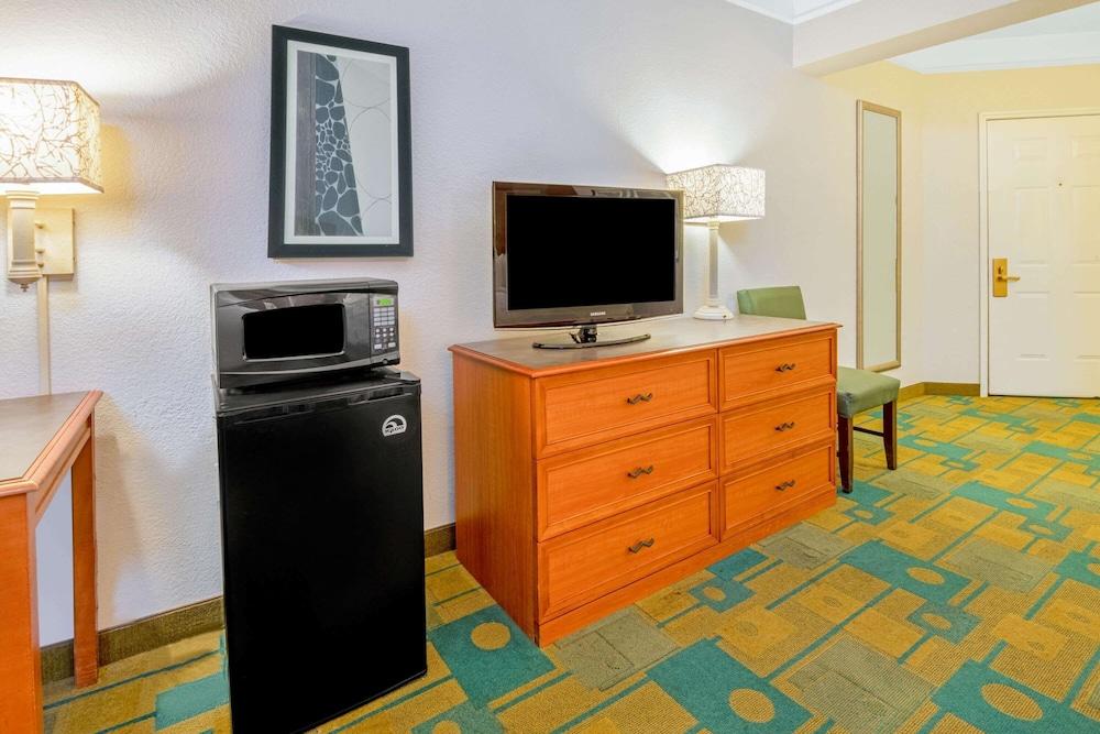La Quinta Inn & Suites by Wyndham Sherman photo 7