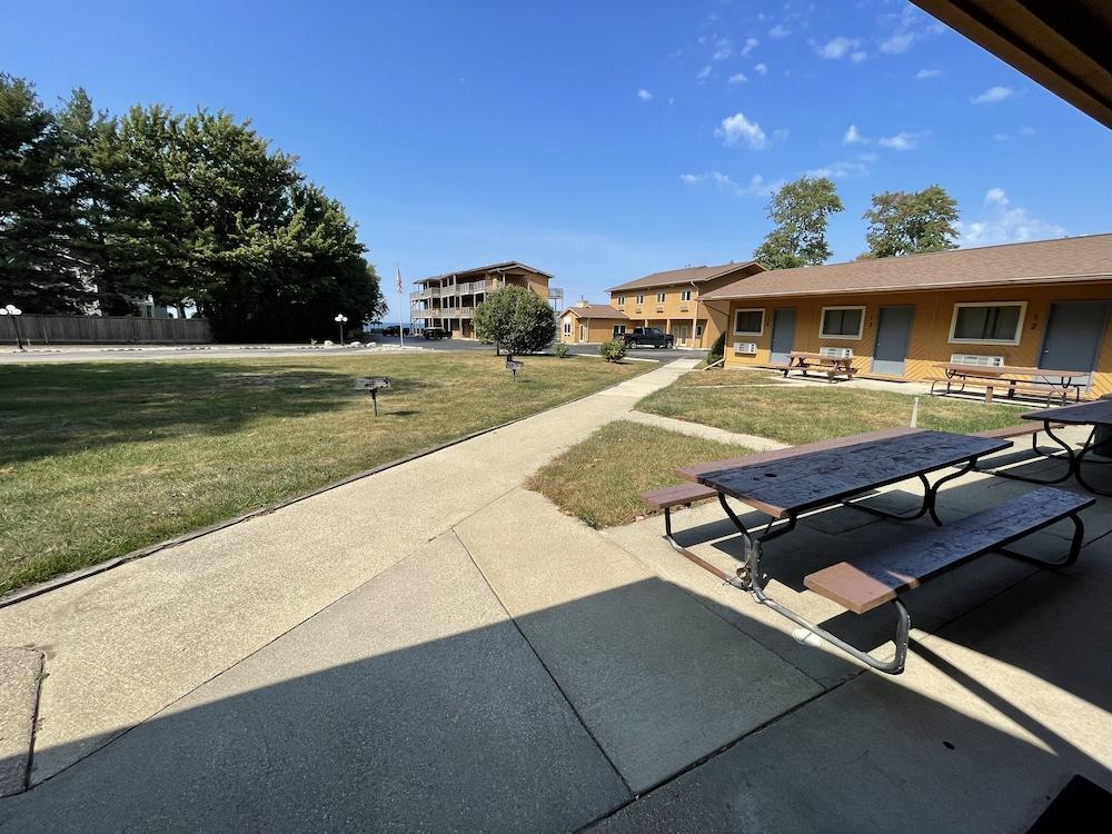 Lake Bluff Inn and Suites photo 28