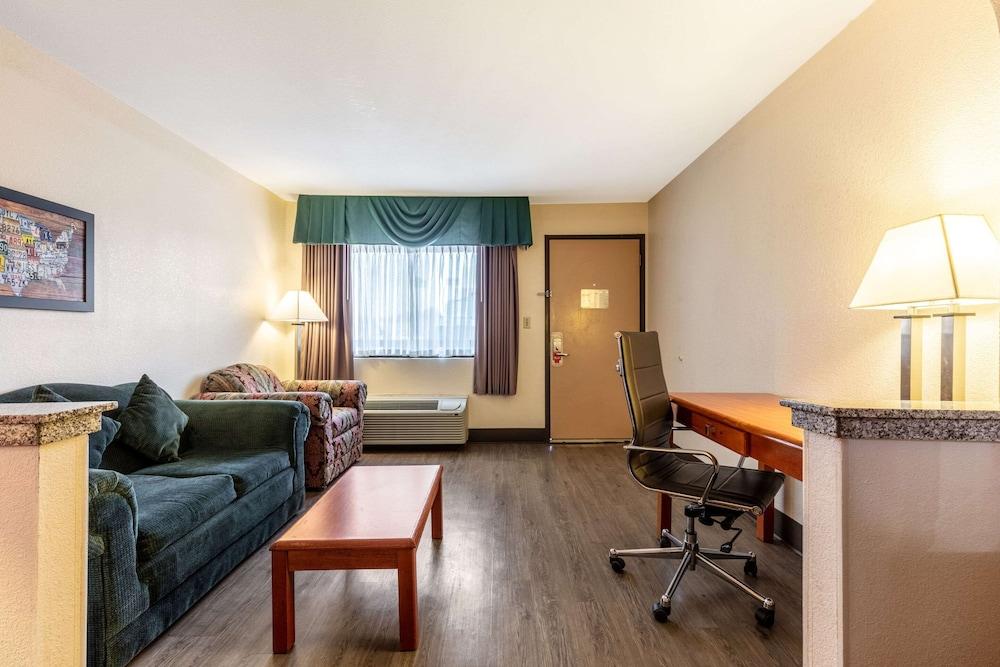 Econo Lodge Inn & Suites Memphis East photo 31