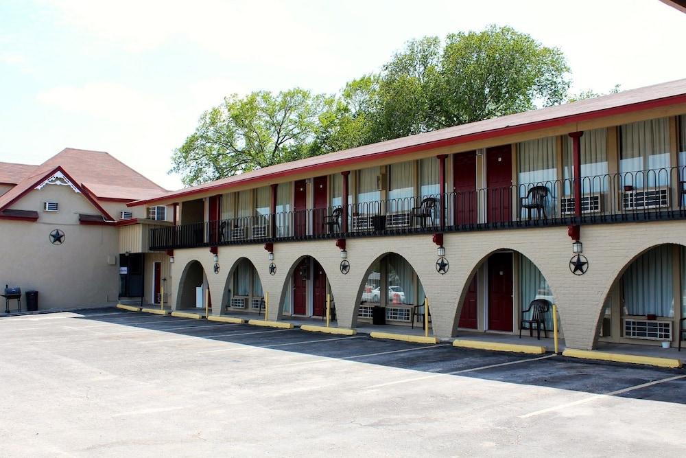 Executive Inn and Suites photo 10