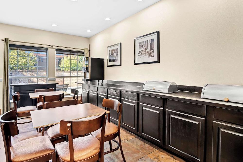 MainStay Suites Addison-Dallas photo 35
