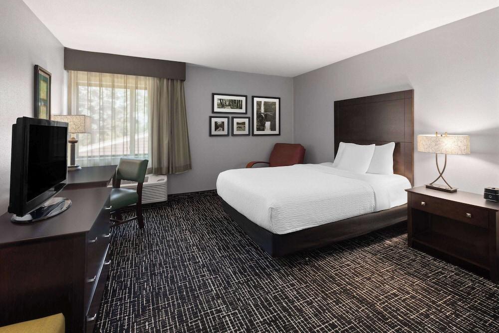 La Quinta Inn by Wyndham Sheboygan photo 13