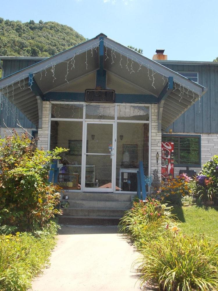 Clarketon Motel photo 10