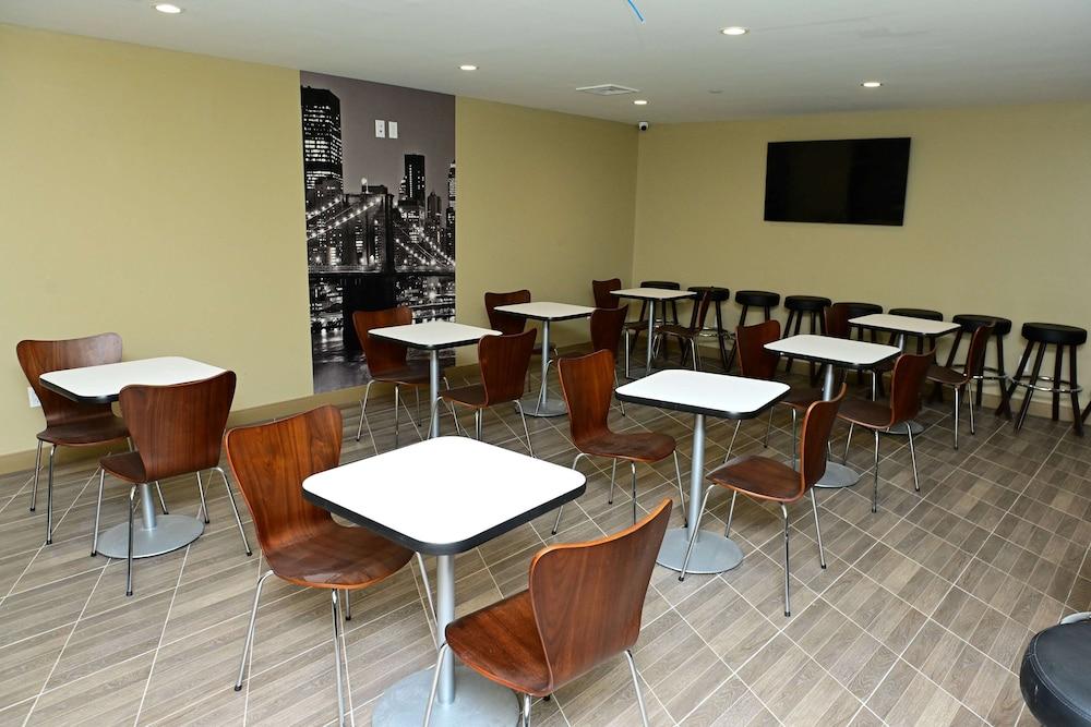 Super 8 by Wyndham Bronx Near Botanical Garden photo 21
