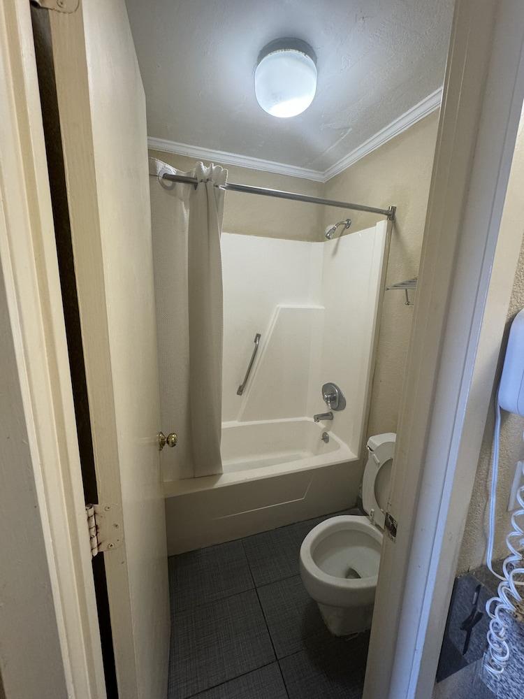 Colony Inn photo 15