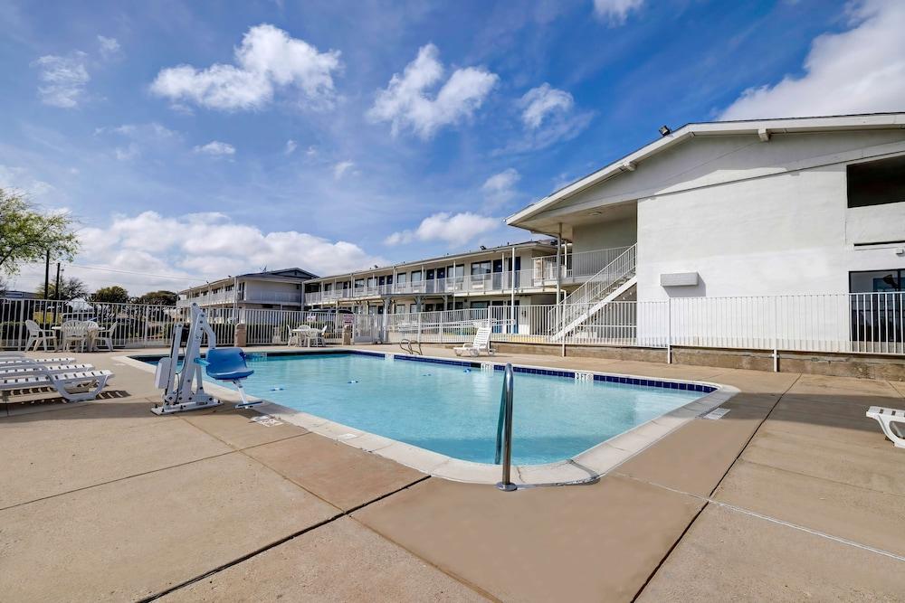 Motel 6 Denton, TX - UNT photo 43