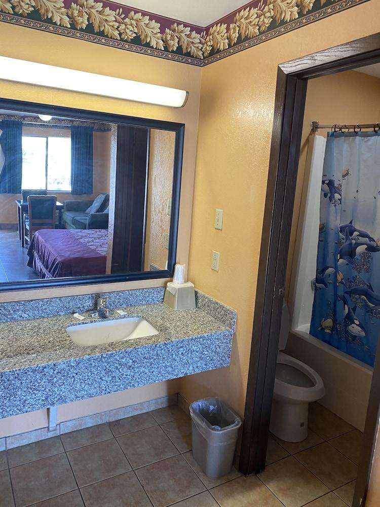 Executive Inn and Suites photo 2