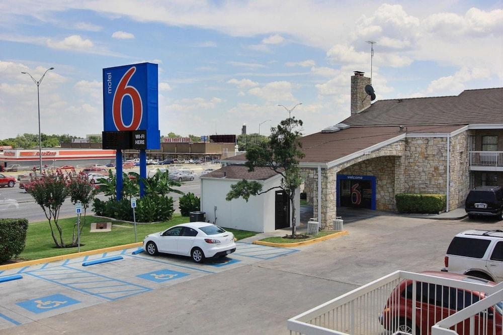Motel 6 Austin, TX - Central Downtown UT photo 35