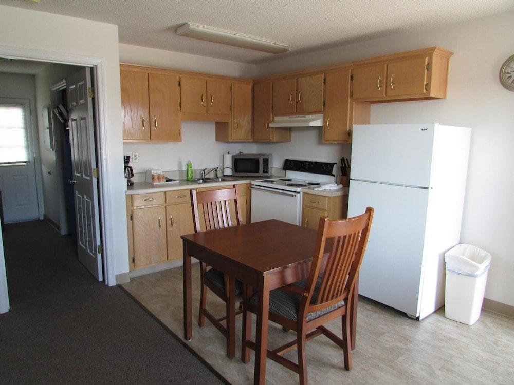 Douglas Inn & Suites photo 26