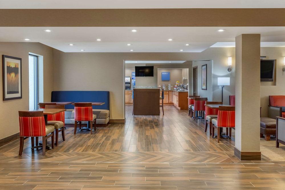 Comfort Inn & Suites Rochelle - DeKalb photo 60