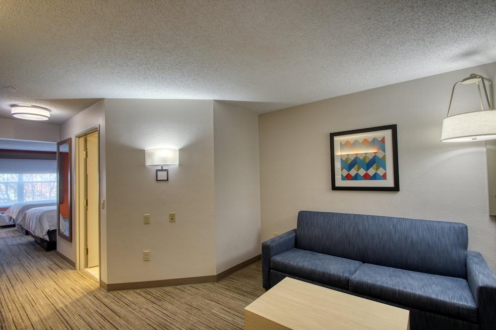Holiday Inn Express Hotel & Suites Oshkosh by IHG photo 5