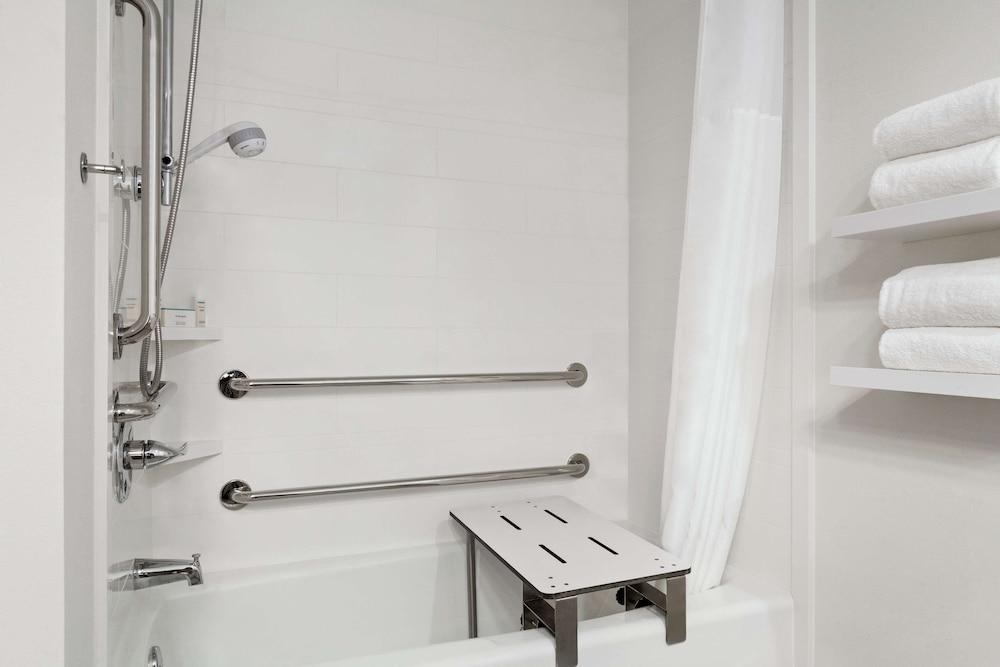 Hampton Inn Oklahoma City-I-40 E. (Tinker Air Force Base) photo 17