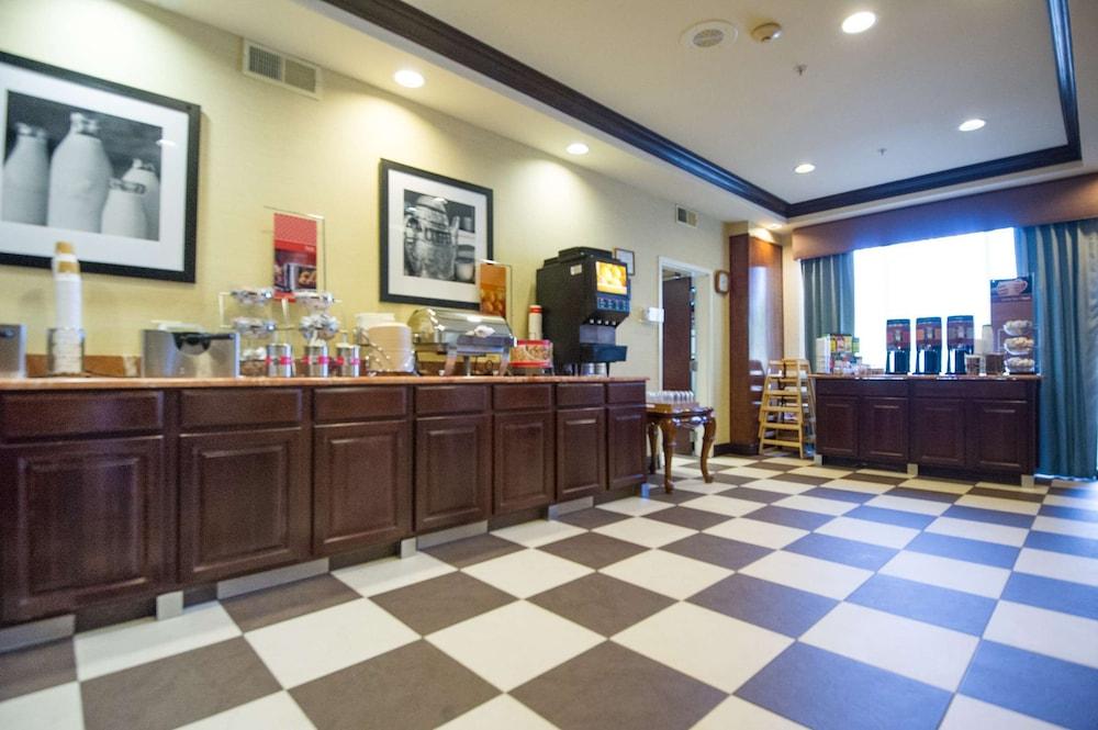 Hampton Inn Brattleboro photo 16