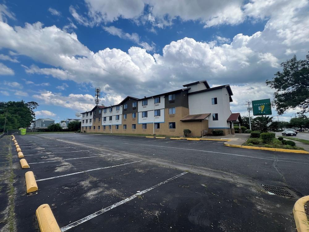 Economy 7 Inn - Norfolk photo 8