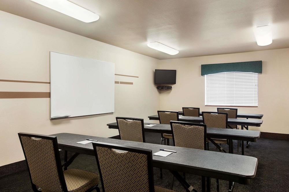 Travelodge by Wyndham Livonia photo 20