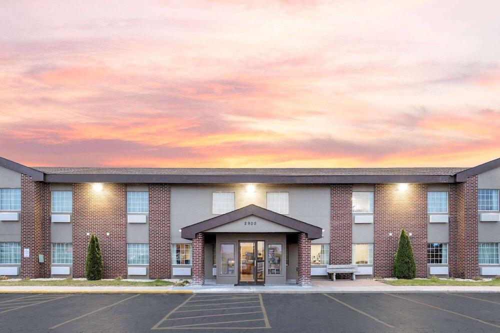 Baymont by Wyndham Beloit photo 39