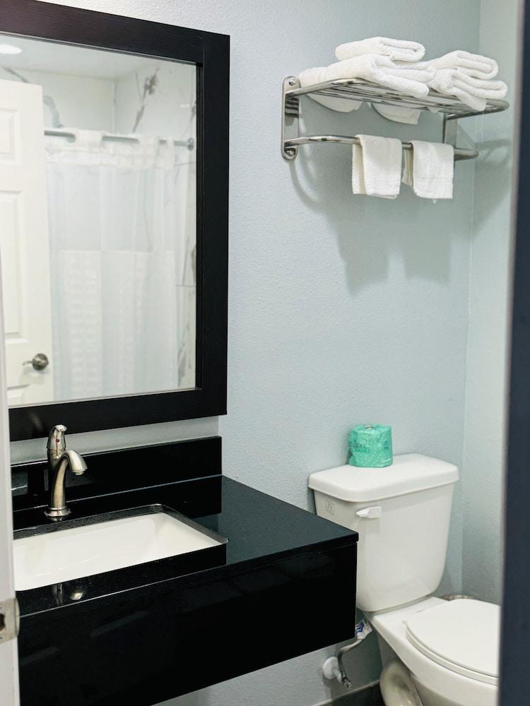 EXPRESS INN & SUITES photo 8