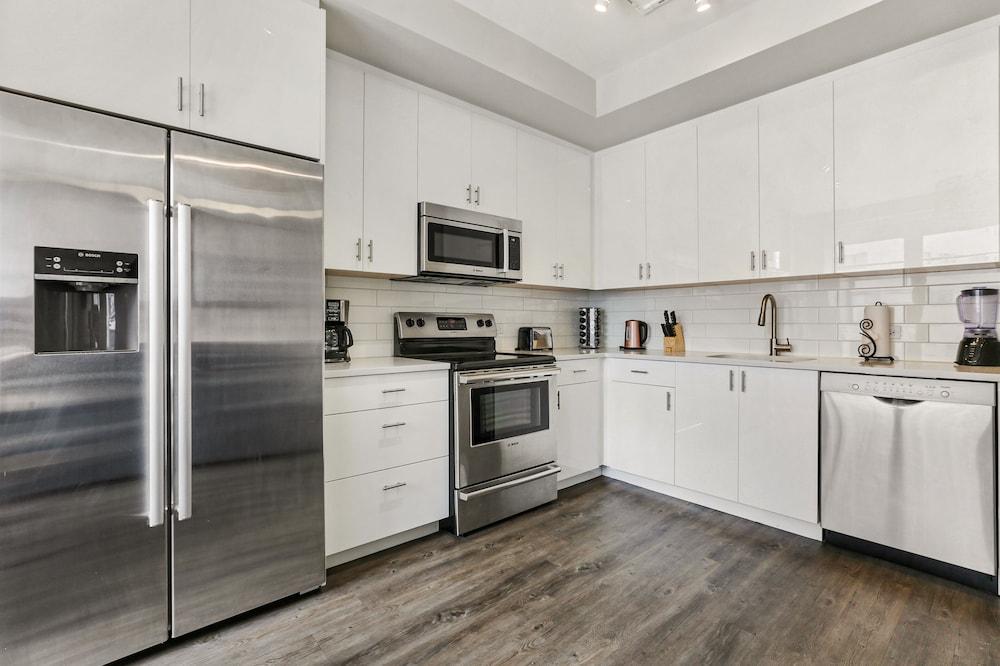 Modern Condos in California Building by Hosteeva photo 91
