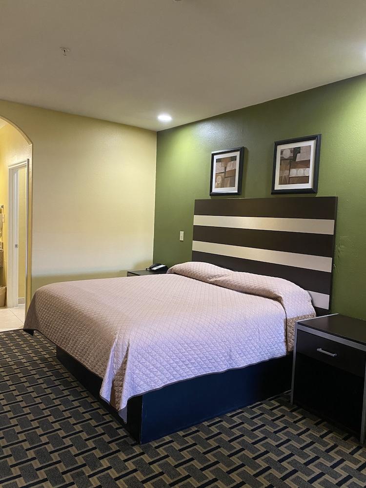 Redwood Suites photo 3