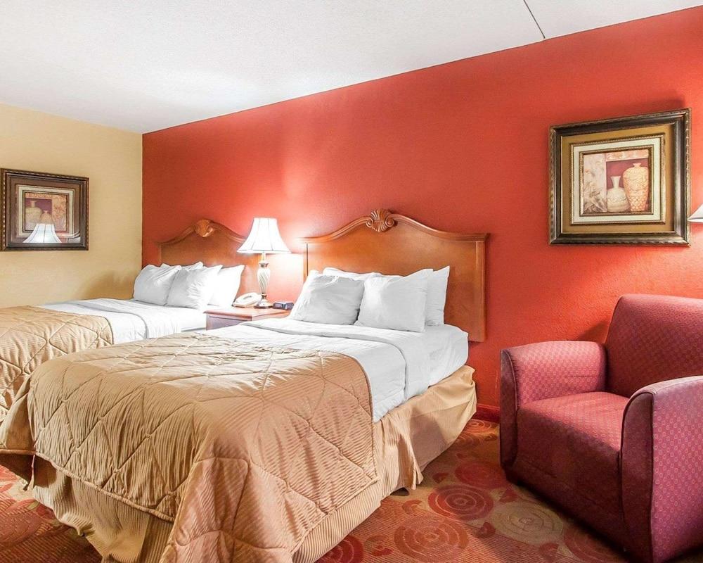 Clarion Inn & Suites University Center photo 14