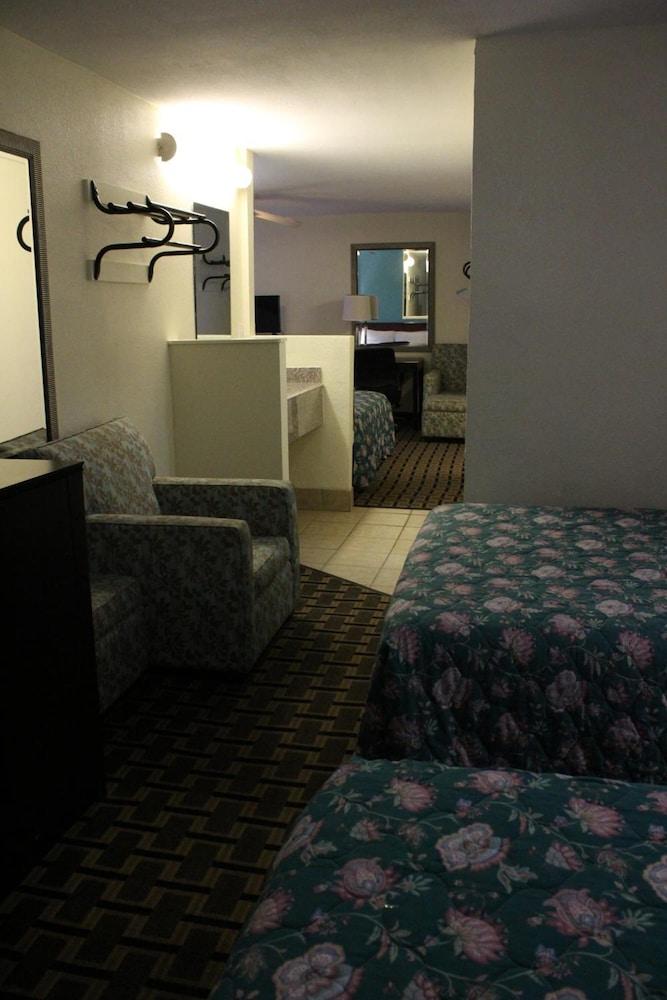 American Inn and Suites photo 13