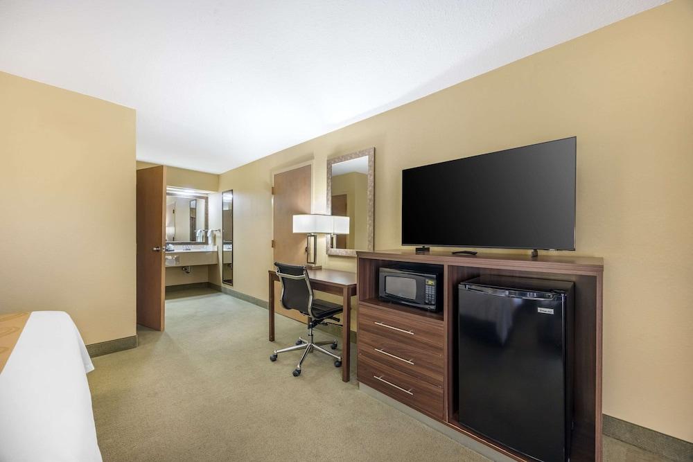 Quality Inn Paris photo 15