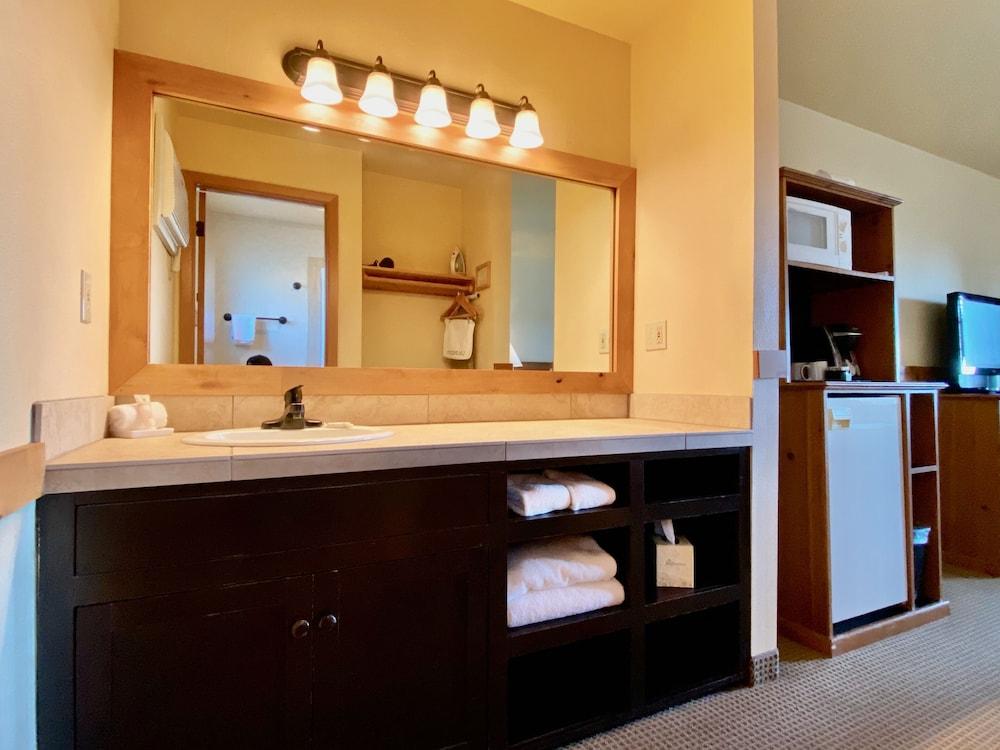 Cousins Country Inn photo 63