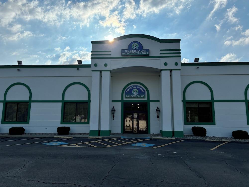 Ramada by Wyndham Butler/Tesla Biohealing Resort — hotel in Butler