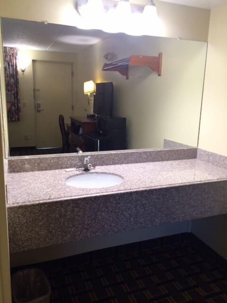Hospitality Inn - Buffalo Airport photo 8