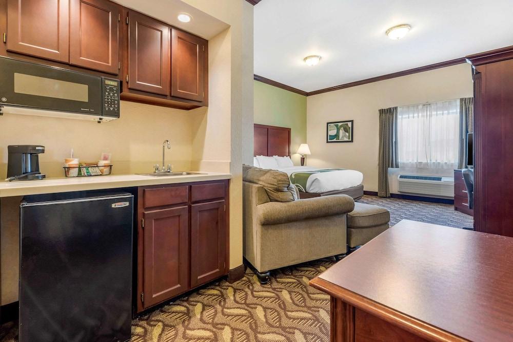 Quality Inn & Suites Zanesville City Center photo 11