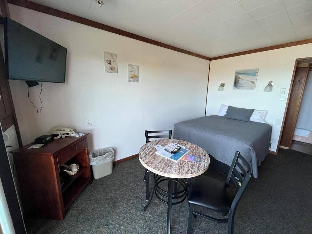 Sunset Oceanfront Lodging photo 32