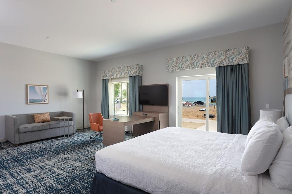 Hampton Inn & Suites Manistee Waterfront photo 11