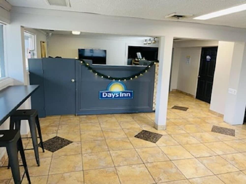 Days Inn & Suites by Wyndham Port Huron photo 3