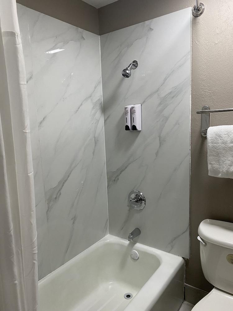 Red Roof Inn Jacksonville, AL photo 16