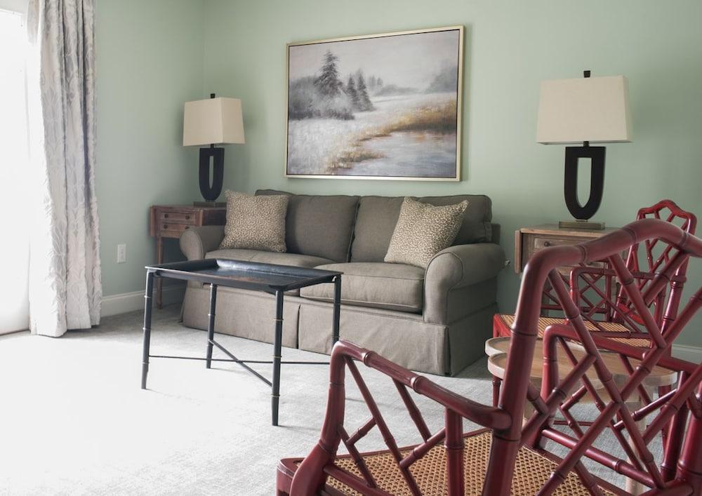 Carriage House Inn photo 18