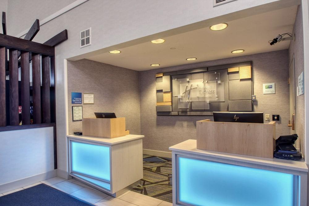 Holiday Inn Express Hotel & Suites Oshkosh by IHG photo 63