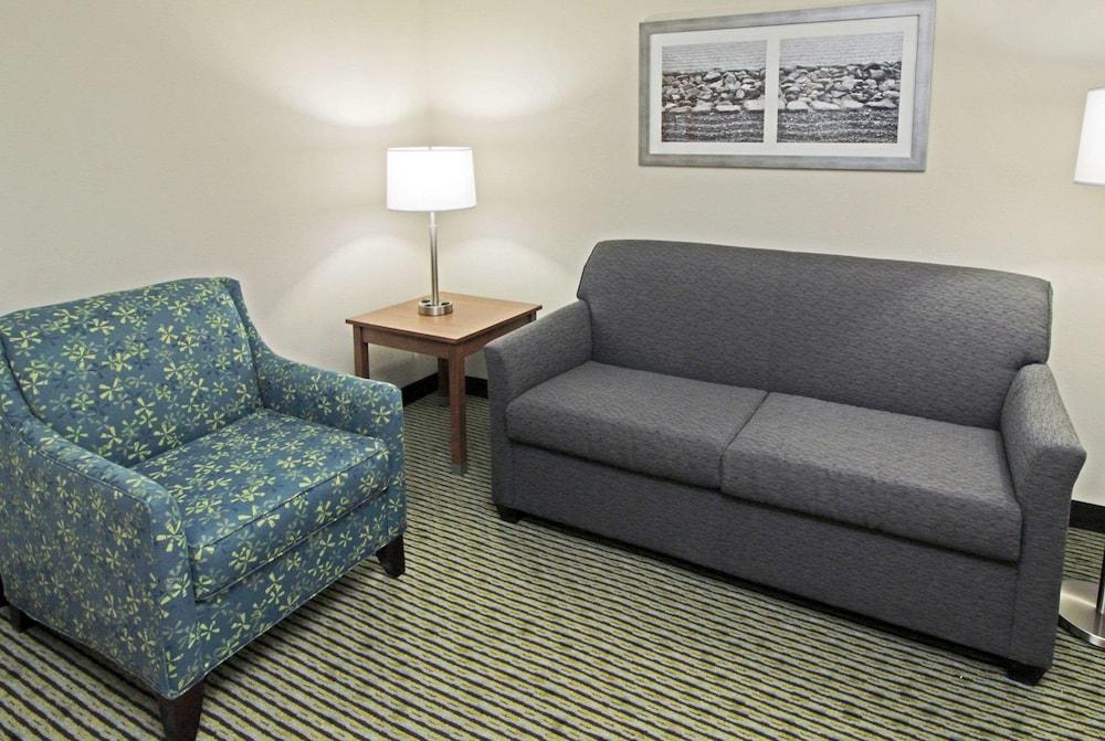 Quality Suites Lake Wright - Norfolk Airport photo 26
