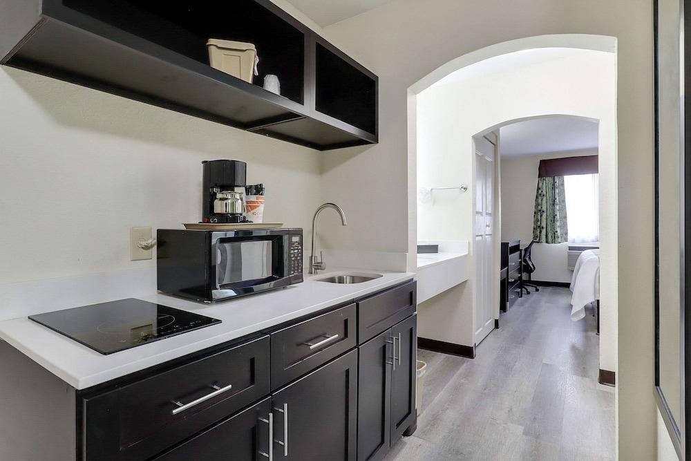 Quality Suites Albuquerque Airport photo 9