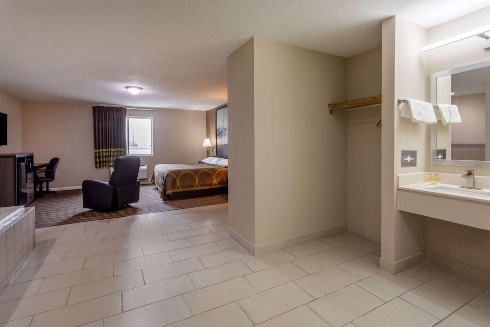 Super 8 by Wyndham Missouri Valley photo 41