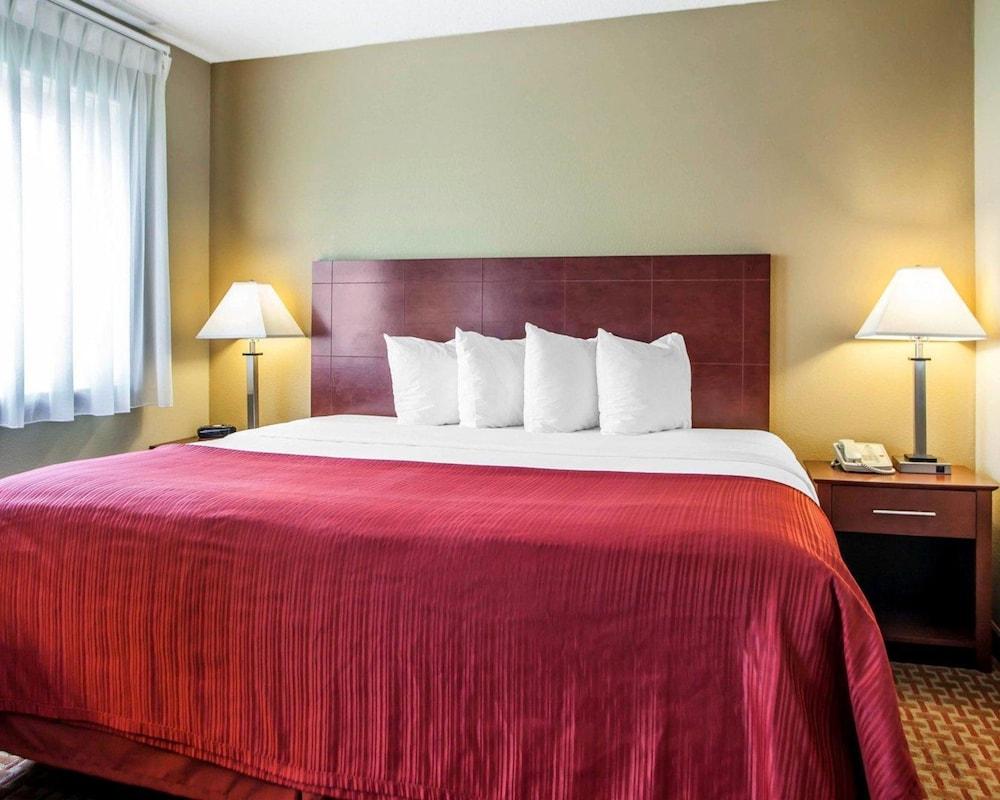 Quality Inn & Suites Davenport near I-80 photo 12