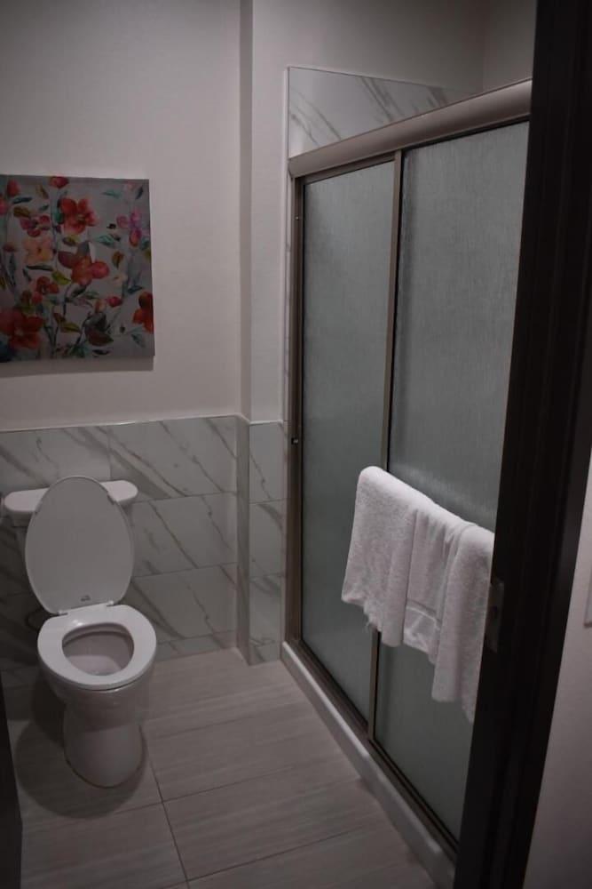 Grand Villa Inn & Suites - Humble photo 14