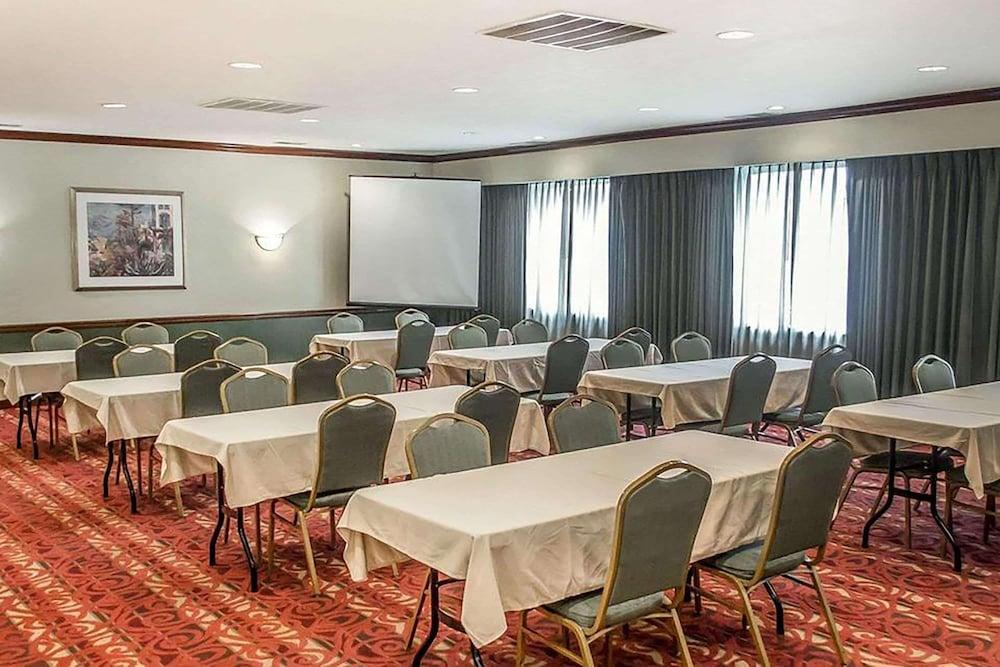 Days Inn by Wyndham Austintown photo 71