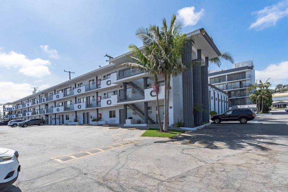 MC Pacific Inn & Suites photo 14