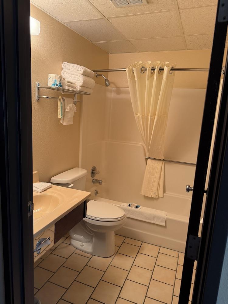 Americas Best Value Inn Torrington photo 16