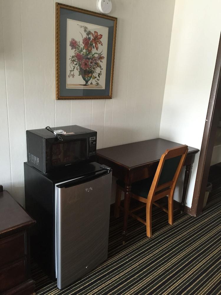 Scottish Inn & Suites photo 12
