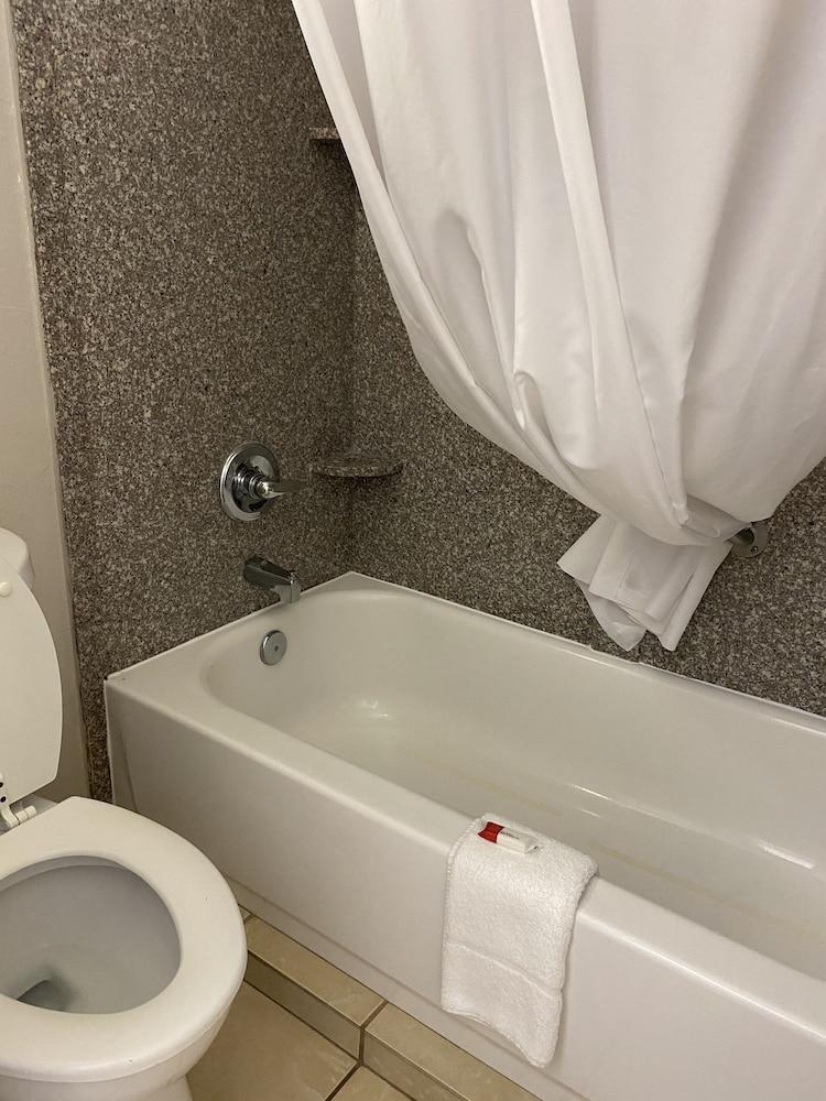 Days Inn by Wyndham Brunswick/St. Simons Area photo 9