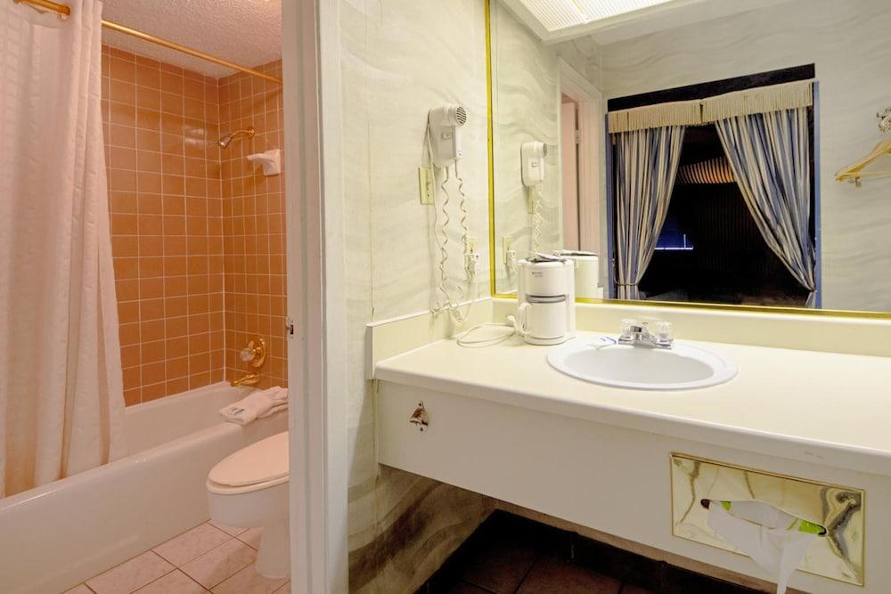 Economy Inn & Suites photo 32